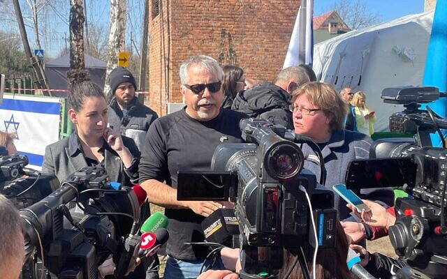 Le porte-parole du ministère des Affaires étrangères, Lior Haiat, à l’hôpital de campagne israélien de Mostyska, en Ukraine, qui a ouvert ses portes le mardi 22 mars 2022. (Crédit : Carrie Keller-Lynn/The Times of Israel)