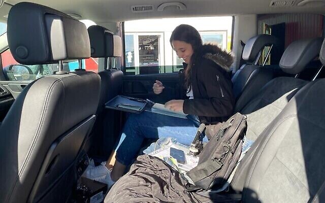 Une diplomate israélienne établit un laissez-passer qui sera délivré à un citoyen ukrainien-israélien, près de Krakovets, poste frontalier entre l’Ukraine et la Pologne, le 23 mars 2022. (Crédit : Carrie Keller-Lynn/The Times of Israel)