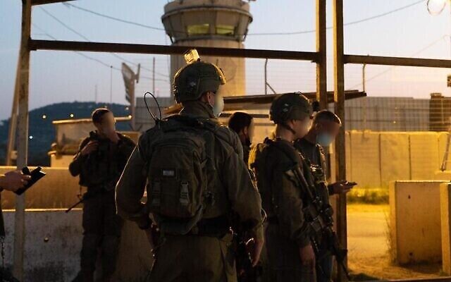 Des soldats israéliens pendant une opération d'arrestation à l'encontre de deux Palestiniens soupçonnés d'une attaque ratée contre les militaires, le 9 janvier 2021, sur une photo non-datée. (Crédit : Armée israélienne)
