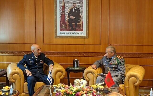 Tal Kelman, à gauche, chef de la division stratégique de la direction de la planification de Tsahal, rencontre Belkhir El Farouk, inspecteur général des forces armées royales marocaines à Rabat, en mars 2022. (Crédit : Armée israélienne) Tal Kelman, à gauche, chef de la division stratégique de la direction de la planification de Tsahal, rencontre Belkhir El Farouk, inspecteur général des forces armées royales marocaines à Rabat, en mars 2022. (Crédit : Armée israélienne)