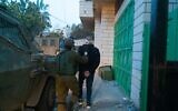 Des soldats arrêtent un suspect dans la ville cisjordanienne de Yabad, près de Jénine, après une attaque terroriste meurtrière à Bnei Brak, le 30 mars 2022. (Crédit : armée israélienne)