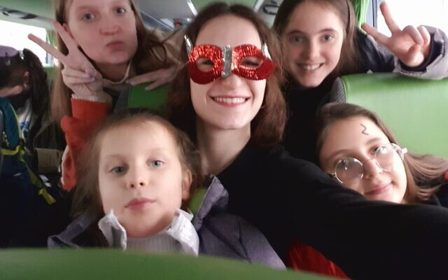 Une monitrice du Habad Camp Yeka célèbre Pourim avec ses campeurs après leur fuite d'Ukraine vers Berlin, mars 2022 (Crédit : avec la permission du Camp Yeka)