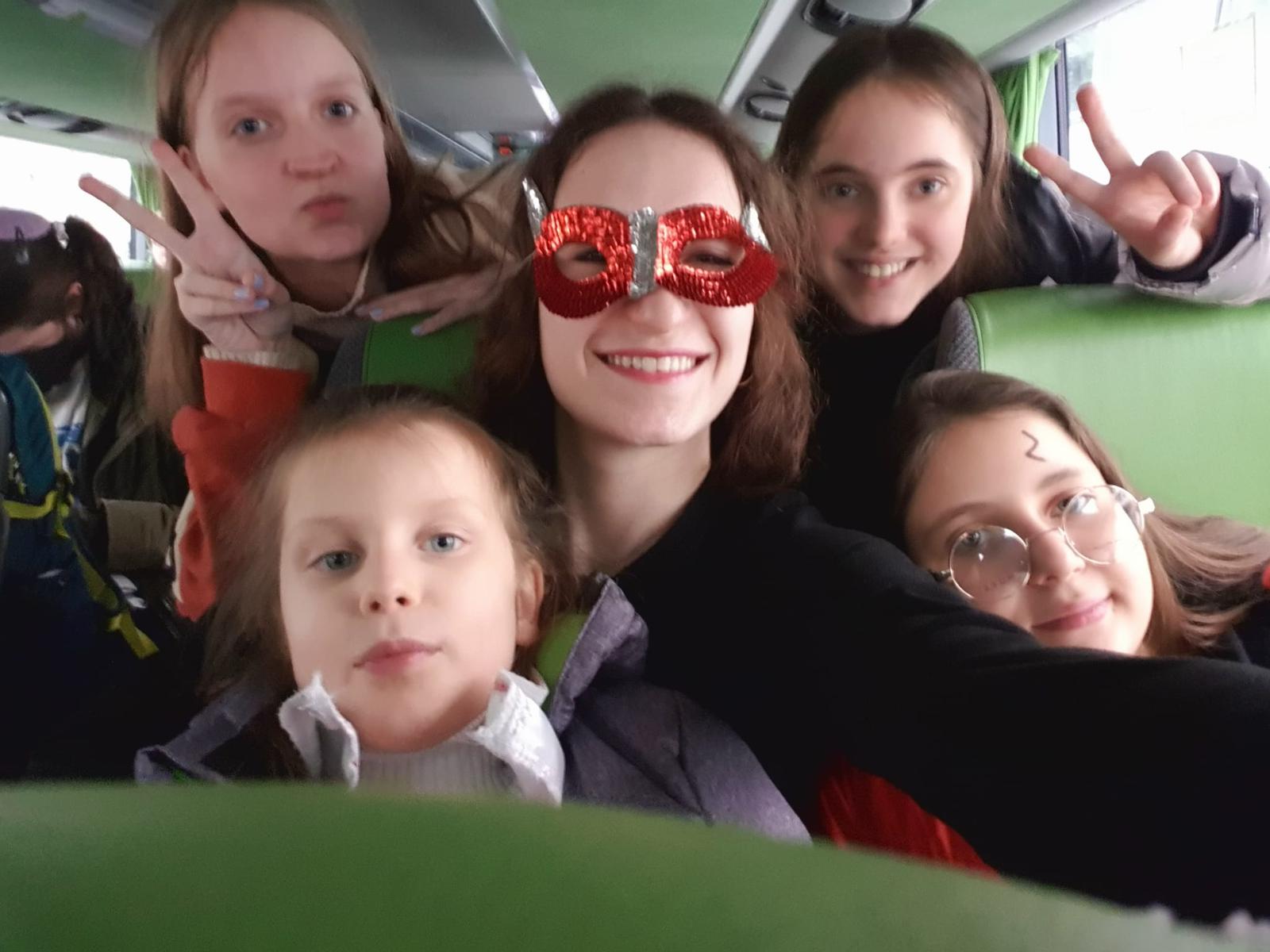 Une monitrice du Habad Camp Yeka célèbre Pourim avec ses campeurs après leur fuite d'Ukraine vers Berlin, mars 2022 (Crédit : avec la permission du Camp Yeka)