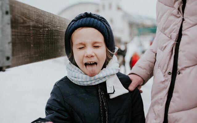 Une fille profite du Winter Camp Yeka en Ukraine quelques semaines avant l'invasion russe (Crédit : avec la permission du Camp Yeka)