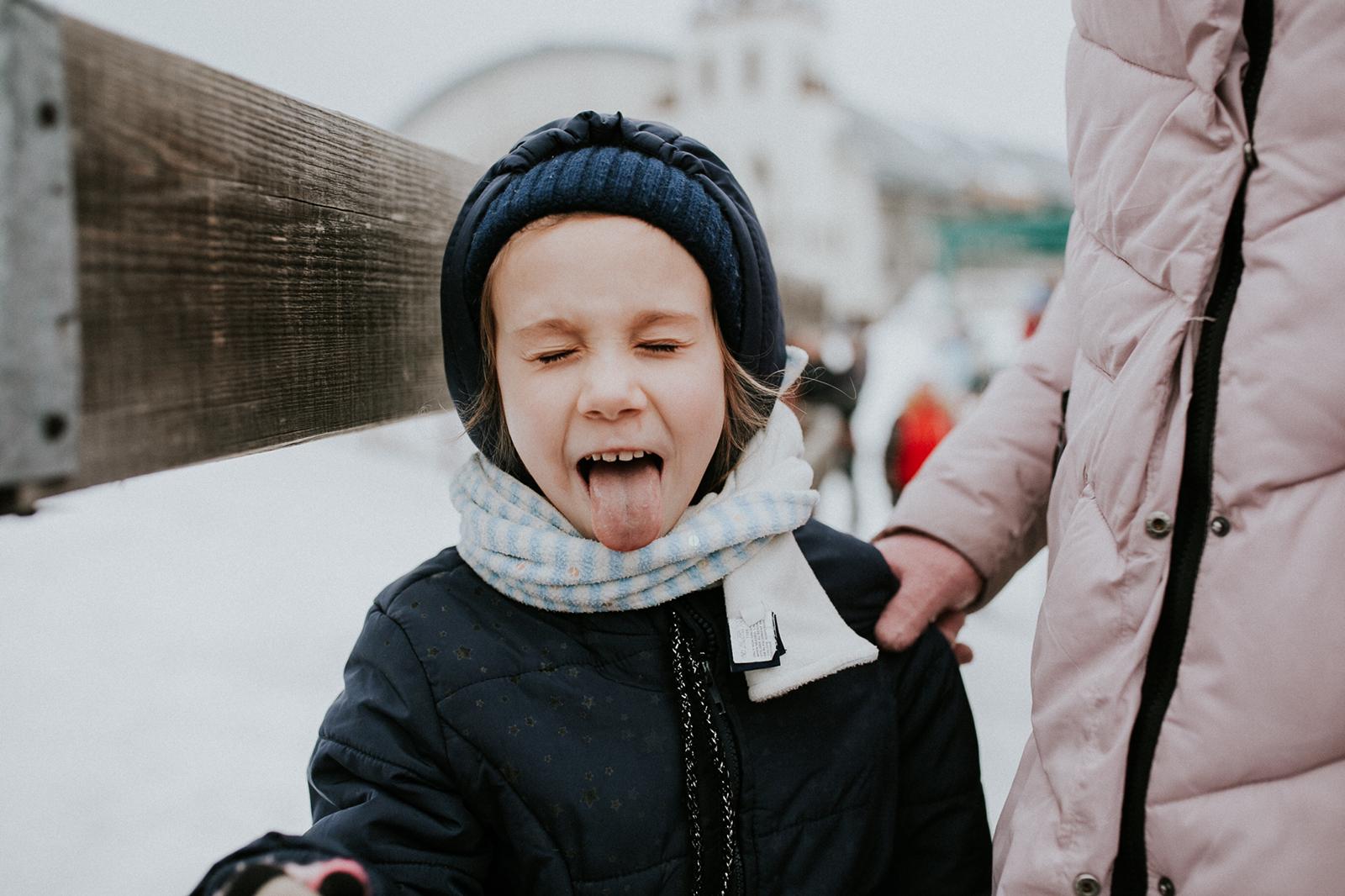 Une fille profite du Winter Camp Yeka en Ukraine quelques semaines avant l'invasion russe (Crédit : avec la permission du Camp Yeka)
