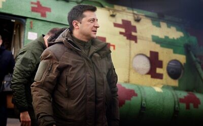 Le président ukrainien Volodymyr Zelensky suscite l'admiration des Juifs qui voient en lui une figure héroïque. (Crédit : Anadolu Agency/Getty Images via JTA)