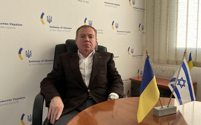 L'ambassadeur ukrainien en Israël Yevgen Korniychuk, lors d'un entretien à l'ambassade de son pays à Tel Aviv, le 22 mars 2022. (Crédit :  Times of Israel)