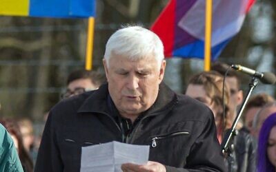 Boris Romantschenko lors d'une cérémonie commémorative à Buchenwald en 2015. (Crédit : Fondation des mémoriaux de Buchenwald et de Mittelbau-Dora)
