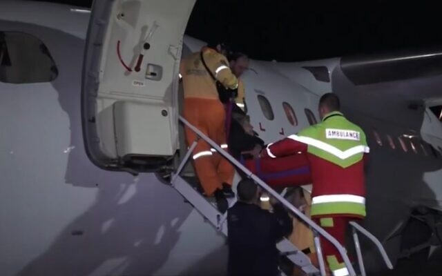 Des blessés en Ukraine et des survivants de la Shoah sont embarqués dans un jet affrété pour être amenés en Israël pour y être soignés le 18 mars 2022 (Crédit : Capture d'écran/Treizième chaine) Des blessés en Ukraine et des survivants de la Shoah sont embarqués dans un jet affrété pour être amenés en Israël pour y être soignés le 18 mars 2022 (Crédit : Capture d'écran/Treizième chaine)