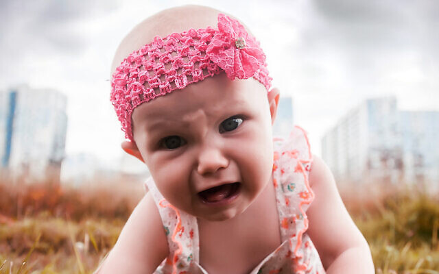 Image d'illustration : un bébé dans une ville polluée (Crédit : iStock via Getty Images) Image d'illustration : un bébé dans une ville polluée (Crédit : iStock via Getty Images)