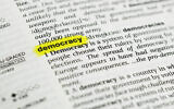 Illustration. Détail du mot anglais "democracy" mis en évidence et sa définition du dictionnaire. (Crédit : iStock)