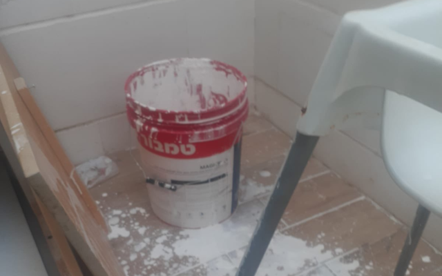Le pot de peinture dans lequel un enfant s'est noyé à Netivot, le 28 mars 2022. (Autorisation)