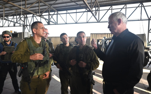 Le ministre de la Défense, Benny Gantz, en tournée dans le pays, ici au point de passage avec la bande de Gaza, le 1er mars 2022. (Ariel Hermoni/Ministère de la Défense) Le ministre de la Défense, Benny Gantz, en tournée dans le pays, ici au point de passage avec la bande de Gaza, le 1er mars 2022. (Ariel Hermoni/Ministère de la Défense)