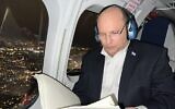 Le Premier ministre Naftali Bennett en vol, entre la Russie et l'Allemagne, le 5 mars 2022 (PMO)