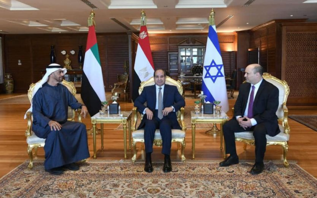 Le prince héritier d'Abu Dhabi Mohammed bin Zayed al-Nahyan, à droite, le président égyptien Abdel-Fattah el-Sissi, au centre, et le Premier ministre Naftali Bennett se rencontrent à Sharm el-Sheikh, le 22 mars 2022. (Crédit : Porte-parole du bureau de la présidence égyptienne) Le prince héritier d'Abu Dhabi Mohammed bin Zayed al-Nahyan, à droite, le président égyptien Abdel-Fattah el-Sissi, au centre, et le Premier ministre Naftali Bennett se rencontrent à Sharm el-Sheikh, le 22 mars 2022. (Crédit : Porte-parole du bureau de la présidence égyptienne)