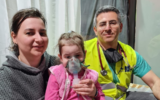 Yasinya, quatre ans, au centre, avec sa mère, à gauche, et le docteur Alex Gileles, à droite. (Crédit : Hôpital Hadassah)