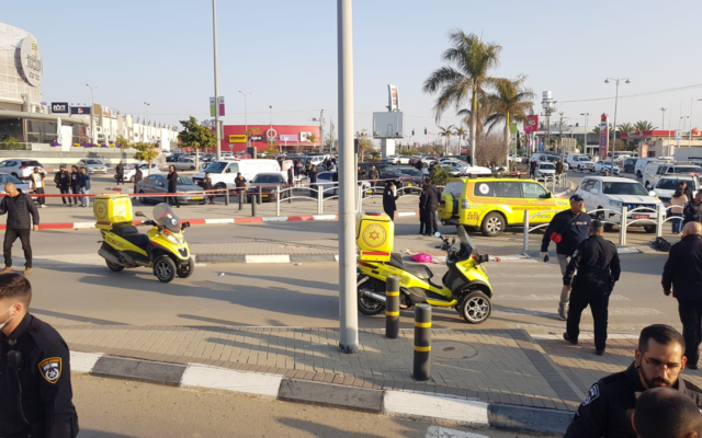 Les secours sur les lieux d'une attaque au couteau à Beer Sheva, le 22 mars 2022. (Crédit : Magen David Adom) Les secours sur les lieux d'une attaque au couteau à Beer Sheva, le 22 mars 2022. (Crédit : Magen David Adom)