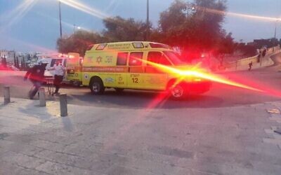 Une ambulance sur les lieux d'une attaque au couteau, à Jérusalem, le 7 mars 2022. (Crédit : MDA)