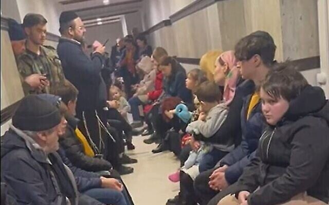 Des Juifs prient dans le sous-sol d'une synagogue à Kiev, en Ukraine, le 28 février 2022. (Crédit : Rabbin Jonathan Markovitch via JTA)