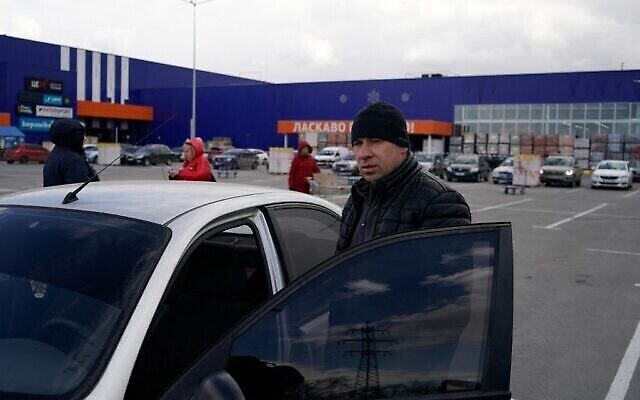 Des évacués de Marioupol arrivent sur le parking d'un centre commercial à la périphérie de la ville de Zaporizhzhia, qui est maintenant un centre d'enregistrement pour les personnes déplacées, le 16 mars 2022. Des évacués épuisés et tremblants parlent de voyages d'évasion pénibles et de cadavres en décomposition qui jonchent les rues. (Crédit : Emre Caylak/AFP) Des évacués de Marioupol arrivent sur le parking d'un centre commercial à la périphérie de la ville de Zaporizhzhia, qui est maintenant un centre d'enregistrement pour les personnes déplacées, le 16 mars 2022. Des évacués épuisés et tremblants parlent de voyages d'évasion pénibles et de cadavres en décomposition qui jonchent les rues. (Crédit : Emre Caylak/AFP)