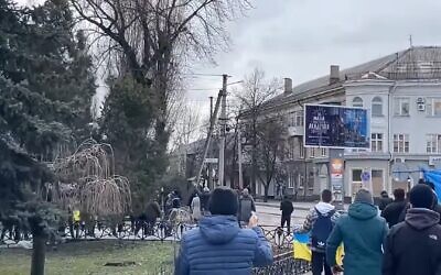 Illustration : Evgeniy Maloletka, photographe d'Associated Press, se tient au milieu des décombres d'une frappe aérienne sur l'Université technique d'État Pryazovskyi à Mariupol, en Ukraine, le 10 mars 2022. (Crédit : Mstyslav Chernov/AP)