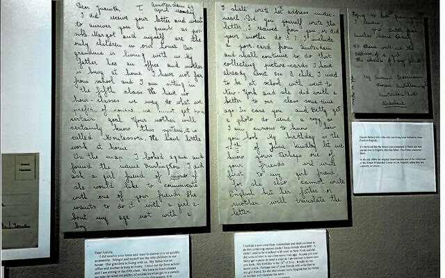 Images numériques des lettres à et d'Anne Frank. (Crédit : Gare de Danville)