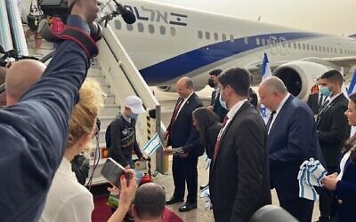 Le Premier ministre Naftali Bennett et des ministres de son gouvernement accueillent les orphelins juifs qui ont fui l’Ukraine, le 6 mars 2022. (Courtoisie/Compagnie aérienne d'Israël El Al)