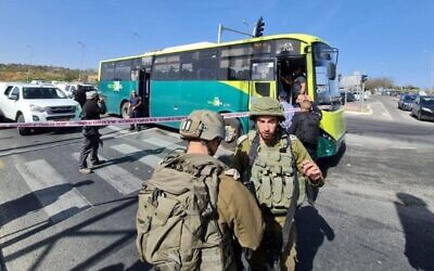 Le lieu d'une attaque à l'arme blanche, à Neve Daniel, en Cisjordanie, le 31 mars 2022. (Crédit : United Hatzalah)