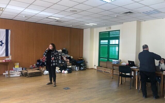 Irit Yakhnes, chef de la diplomatie publique à l'ambassade d'Israël en Pologne, parle au téléphone dans la salle de crise du ministère des Affaires étrangères à Przemysl, en Pologne. (Crédit : Lazar Berman/Times of Israël) Irit Yakhnes, chef de la diplomatie publique à l'ambassade d'Israël en Pologne, parle au téléphone dans la salle de crise du ministère des Affaires étrangères à Przemysl, en Pologne. (Crédit : Lazar Berman/Times of Israël)