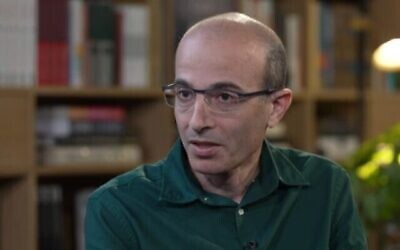 L'historien Yuval Noah Harari dans un entretien avec la Deuxième chaîne, le 4 mars 2022 (Capture d'écran d'une vidéo)