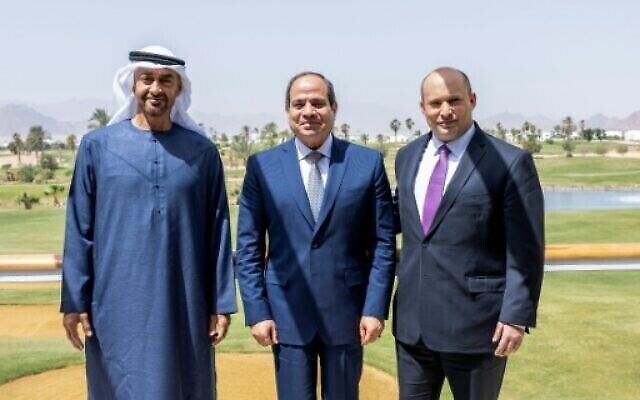 De gauche à droite : Le président égyptien Abdel Fattah al-Sissi, le prince héritier d'Abu Dhabi Cheikh Mohammed ben Zayed al-Nahyan et le Premier ministre israélien Naftali Bennett photographiés à Charm el-Cheikh, en Égypte, le 22 mars 2022. (Crédit : Ministère des affaires présidentielles des EAU/AFP)