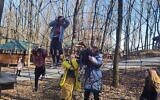 Des orphelins juifs qui ont fui Zhytomyr, près de la frontière biélorusse, jouent dans le sud-ouest de l’Ukraine, février 2022. (Avec l’aimable autorisation de l’orphelinat Alumim)