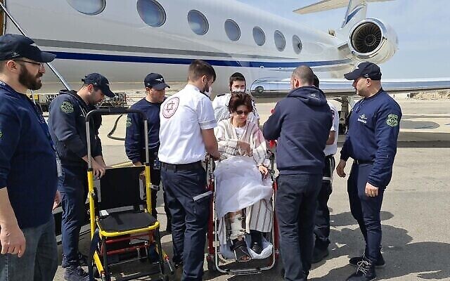 Irina Karaush arrive à l’aéroport Ben Gurion pour recevoir des soins médicaux en Israël après que sa famille a été blessée dans une attaque à la roquette sur leur maison à Kiev, le 7 mars 2022. (porte-parole de Magen David Adom) Irina Karaush arrive à l’aéroport Ben Gurion pour recevoir des soins médicaux en Israël après que sa famille a été blessée dans une attaque à la roquette sur leur maison à Kiev, le 7 mars 2022. (porte-parole de Magen David Adom)