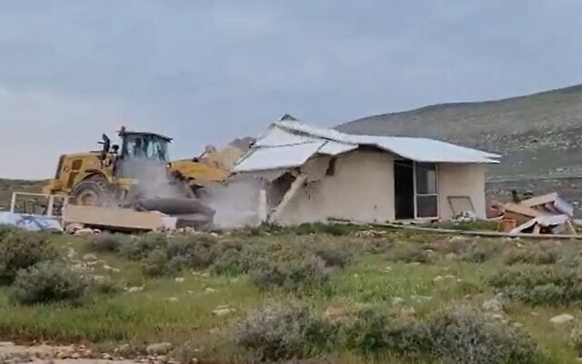 Des responsables israéliens démolissent une structure à l'avant-poste illégal de Maoz Esther en Cisjordanie, le 21 mars 2022. (Crédit : capture d'écran) Des responsables israéliens démolissent une structure à l'avant-poste illégal de Maoz Esther en Cisjordanie, le 21 mars 2022. (Crédit : capture d'écran)