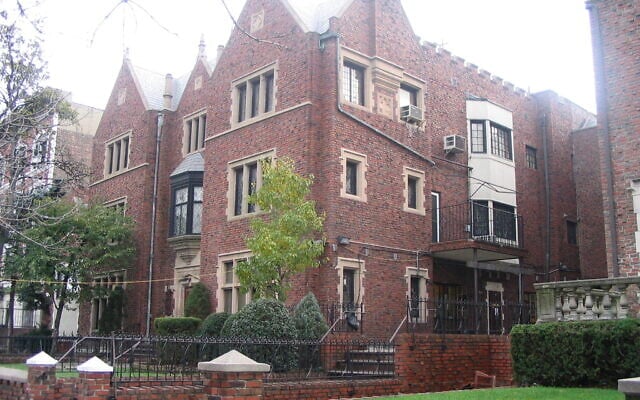 Le siège mondial du mouvement Loubavitch, dans le quartier de Crown Heights, à New York. (Crédit : Wikimedia) Le siège mondial du mouvement Loubavitch, dans le quartier de Crown Heights, à New York. (Crédit : Wikimedia)