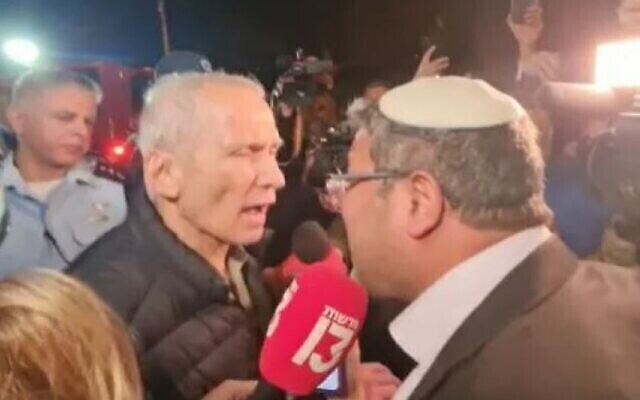 Le député Itamar Ben Gvir confrontant le ministre de la Sécurité intérieure Omer Barlev sur les lieux d'une attaque terroriste meurtrière à Hadera, le 28 mars 2022. (Autorisation)