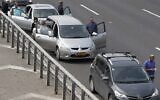 Comme chaque année à la même période, les conducteurs s'immobilisent, à Tel Aviv, le 18 avril 2023, alors que les sirènes retentissent pendant deux minutes en cette Journée de commémoration de la Shoah, en hommage aux six millions de Juifs tués pendant la Seconde Guerre mondiale. (Crédit : Jack Guez / AFP)