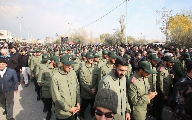 Des membres du Corps des Gardiens de la révolution islamique d'Iran participent à une manifestation à Téhéran, à la suite de l'élimination du commandant de la Force Al-Qods du CGRI Qassem Soleimani lors d'une frappe américaine contre son convoi à l'aéroport international de Bagdad, le 3 janvier 2020. (Crédit : Atta Kenare/AFP)