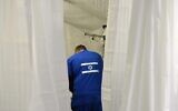 Un membre du personnel médical traite un patient à l’hôpital de campagne israélien, à Mostyska près de la frontière polonaise, à Lviv, dans l’ouest de l’Ukraine, le 23 mars 2022. (Crédit : Yuriy Dyachyshyn/AFP)
