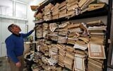Des volumes du Coran à restaurer, à Tripoli, la capitale de la Libye, le 22 mars 2022. (Crédit : Mahmud Turkia / AFP)