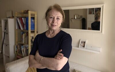 La linguiste née à Moscou Olga Romanova pose pour une photo au domicile de son fils dans l'implantation israélienne de Ma'ale Adumim, le 29 mars 2022. (Crédit: MENAHEM KAHANA / AFP)