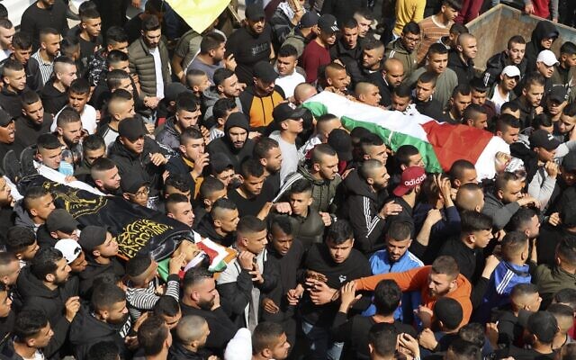 Des Palestiniens assistent aux funérailles de Sanad Abu Atiyeh et Yazan al-Saadi dans la ville de Jénine tués lors d'un raid israélien en Cisjordanie, le 31 mars 2022. (Crédit : JAAFAR ASHTIYEH / AFP) Des Palestiniens assistent aux funérailles de Sanad Abu Atiyeh et Yazan al-Saadi dans la ville de Jénine tués lors d'un raid israélien en Cisjordanie, le 31 mars 2022. (Crédit : JAAFAR ASHTIYEH / AFP)