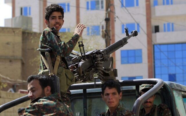 Les forces loyales aux rebelles houthis du Yémen participent à une parade militaire marquant le septième anniversaire de l'intervention de la coalition dirigée par l'Arabie saoudite dans leur pays, dans la capitale Sanaa, le 31 mars 2022. (Crédit : MOHAMMED HUWAIS / AFP) Les forces loyales aux rebelles houthis du Yémen participent à une parade militaire marquant le septième anniversaire de l'intervention de la coalition dirigée par l'Arabie saoudite dans leur pays, dans la capitale Sanaa, le 31 mars 2022. (Crédit : MOHAMMED HUWAIS / AFP)