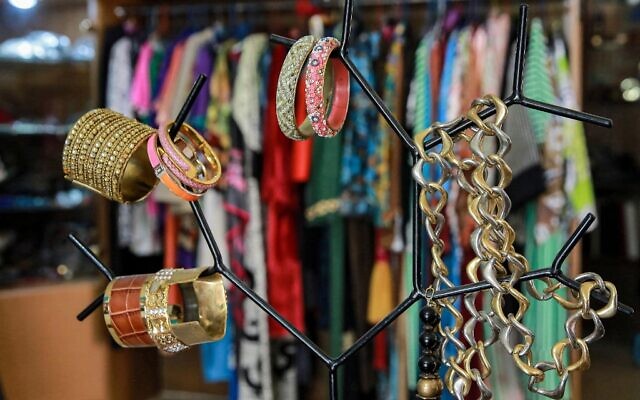 Cette photo prise le 31 mars 2022 montre des pièces d'une collection de bijoux de la créatrice de mode franco-irakienne résidant en Jordanie Hana Sadiq, dans sa boutique de la capitale Amman, le 31 mars 2022. (Crédit : Khalil MAZRAAWI / AFP)