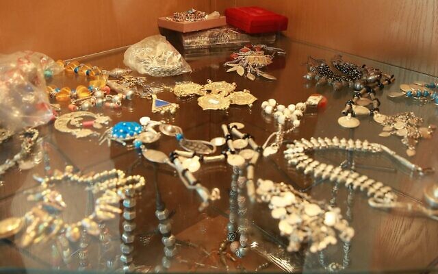 Cette photo prise le 31 mars 2022 montre des pièces d'une collection de bijoux de la créatrice de mode franco-irakienne résidant en Jordanie Hana Sadiq, dans sa boutique de la capitale Amman, le 31 mars 2022. (Crédit : Khalil MAZRAAWI / AFP)