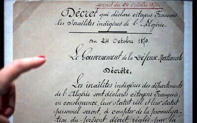 Le décret Crémieux, à l'exposition "Juifs et musulmans de la France coloniale à nos jours", au Musée de l'histoire de l'immigration, à Paris, le 31 mars 2022. (Crédit : Emmanuel DUNAND / AFP)