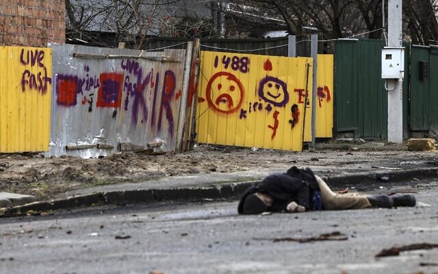 Un corps dans une rue de Bucha, au nord-ouest de Kyiv, le 2 avril 2022. (Crédit : RONALDO SCHEMIDT / AFP) Un corps dans une rue de Bucha, au nord-ouest de Kyiv, le 2 avril 2022. (Crédit : RONALDO SCHEMIDT / AFP)
