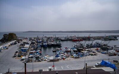 Une vue générale du phare de Rumeli et des bateaux de pêche à Rumelifeneri, un port maritime à l'entrée du Bosphore au nord d'Istanbul, le 1er avril 2022. (Crédit : OZAN KOSE / AFP)