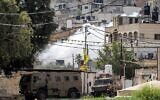Des véhicules de Tsahal près du camp de réfugiés de Jénine, en Cisjordanie, lors d’une descente au domicile d’un terroriste, le 9 avril 2022 (Crédit : Jaafar Ashtiyeh/AFP)