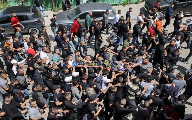 Des Palestiniens assistent aux funérailles d'Ahmed as-Saadi, membre du Jihad islamique palestinien, dans la ville de Jénine en Cisjordanie, le 31 mars 2022. (Crédit : JAAFAR ASHTIYEH / AFP) Des Palestiniens assistent aux funérailles d'Ahmed as-Saadi, membre du Jihad islamique palestinien, dans la ville de Jénine en Cisjordanie, le 31 mars 2022. (Crédit : JAAFAR ASHTIYEH / AFP)